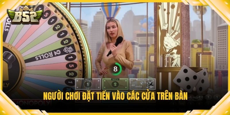 Người chơi đặt tiền vào các cửa trên bàn